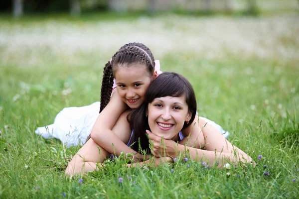 Молодая мать и ее маленькая дочь — стоковое фото