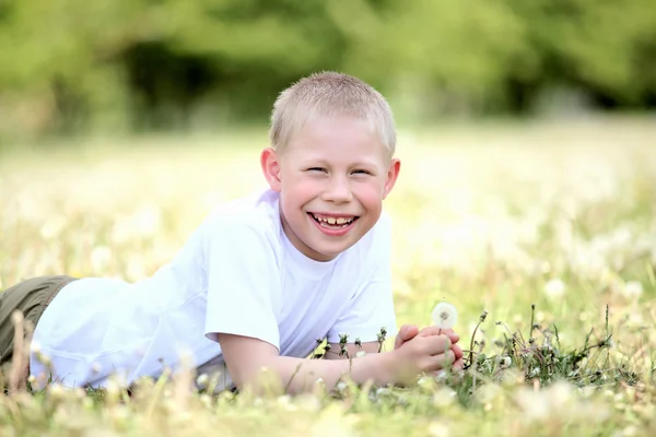 Liten pojke som leker i parken — Stockfoto