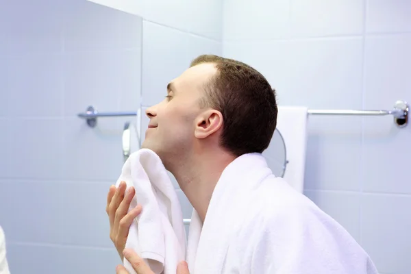 Jonge man in badkamer — Stockfoto