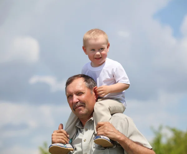 Liten pojke med sin farfar — Stockfoto