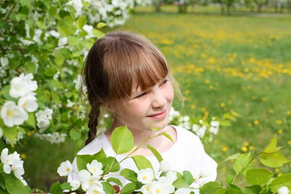 小女孩在春天公园 — 图库照片
