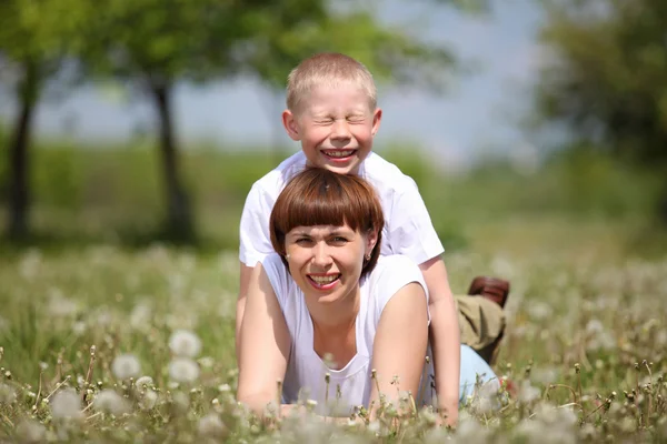 Mladá matka a její mladý syn — Stock fotografie
