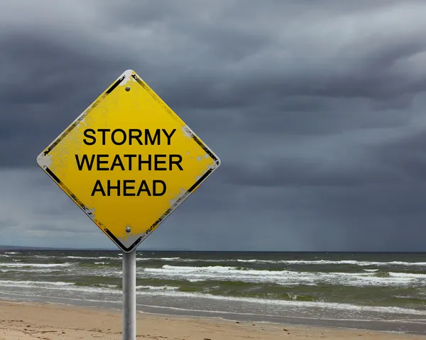 Предупреждающий знак плохой погоды впереди — стоковое фото