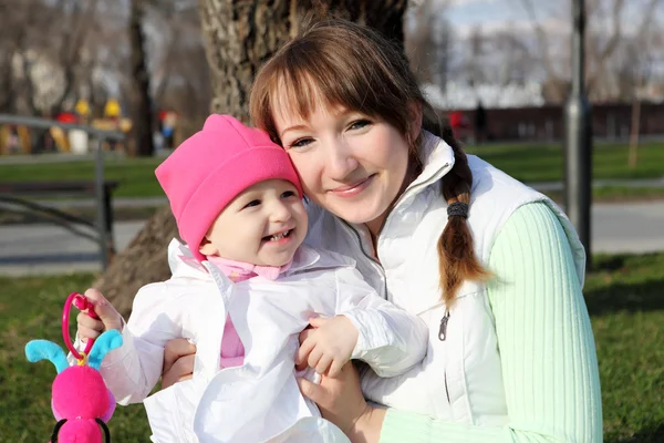 Litlle dívka s matkou v parku — Stock fotografie