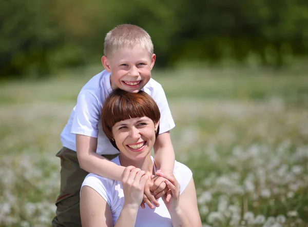 若い母親と幼い息子 — ストック写真