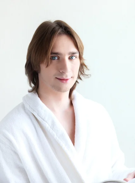 Porträtt av en ung man i badrock — Stockfoto