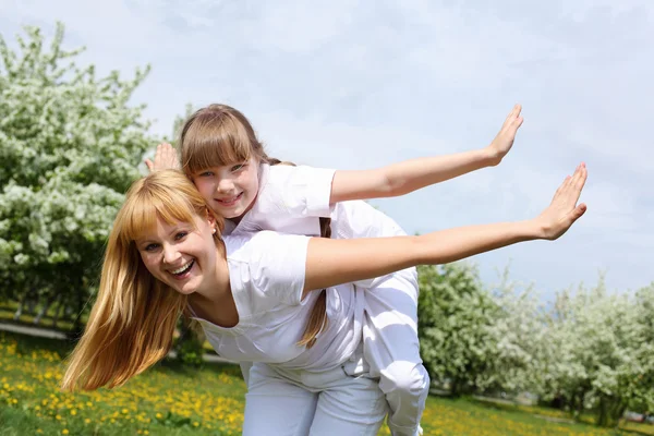 Meisje met moeder in voorjaar park — Stockfoto