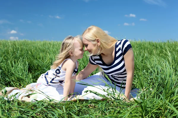 Mamma med hennes dotter utomhus — Stockfoto
