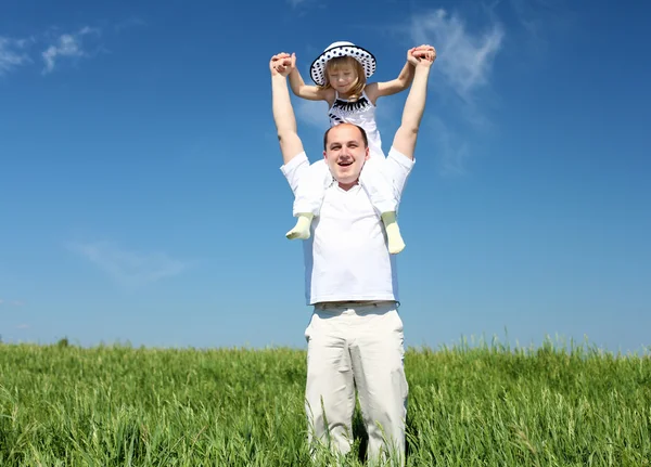 Отец со своим ребенком на открытом воздухе — стоковое фото