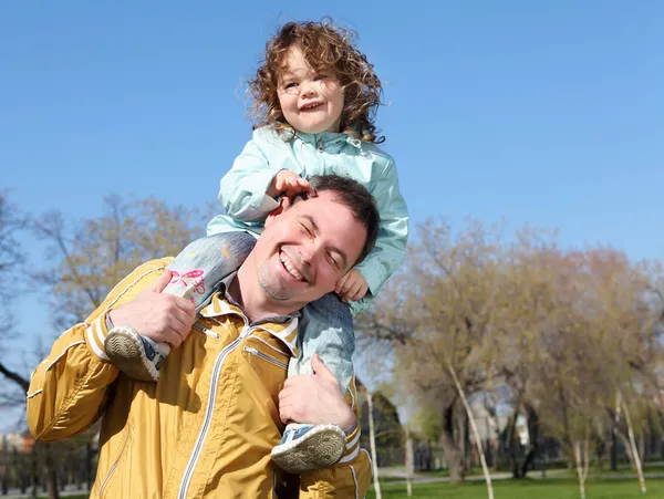 Litlle girl with father in the park — Stock Photo, Image