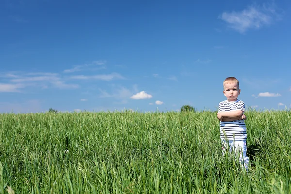 Niño pequeño al aire libre — Foto de Stock