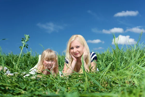 Anne ile kızın kız açık havada — Stok fotoğraf