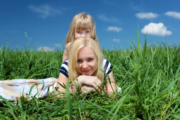 Madre con su hija al aire libre —  Fotos de Stock