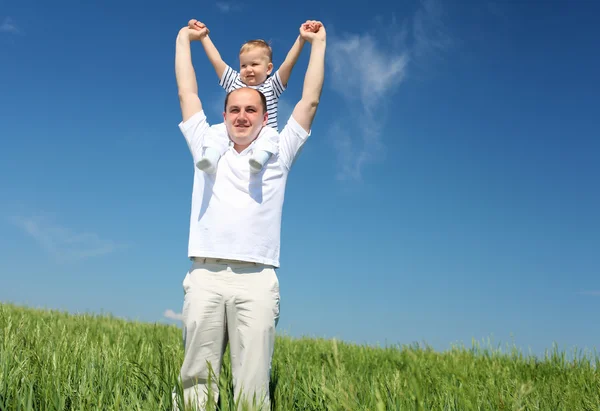 Отец со своим ребенком на открытом воздухе — стоковое фото