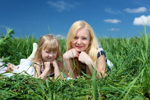 Matka s její dcerou venku — Stock fotografie