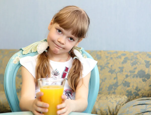Retrato de menina com suco de laranja — Fotografia de Stock
