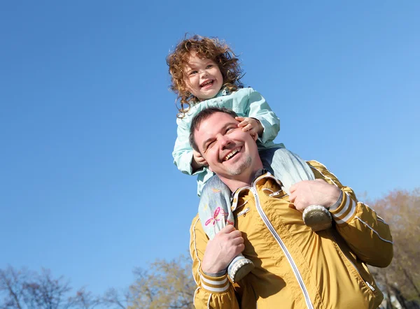 Litlle dívka s otcem v parku — Stock fotografie