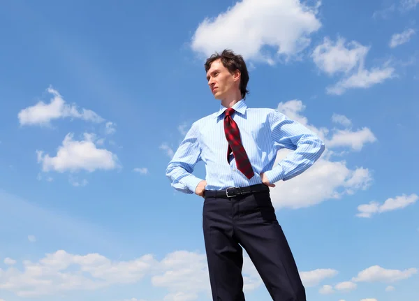 Junger Geschäftsmann in blauem Hemd und roter Krawatte — Stockfoto
