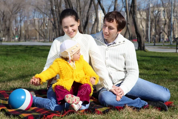 Gadis kecil dengan orang tua di taman musim semi — Stok Foto