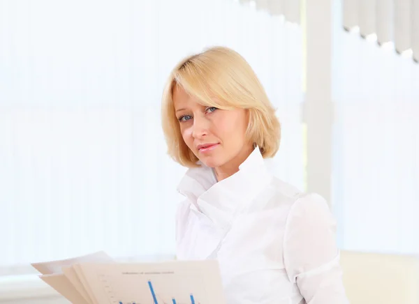Young business woman with papers — Stock Photo, Image