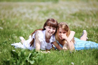 Parkta oynayan iki kız.