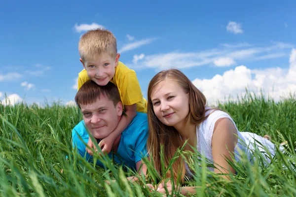 儿子在草地上的家庭 — 图库照片