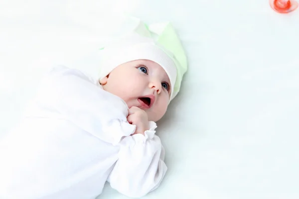 Симпатичный малыш в шляпе — стоковое фото