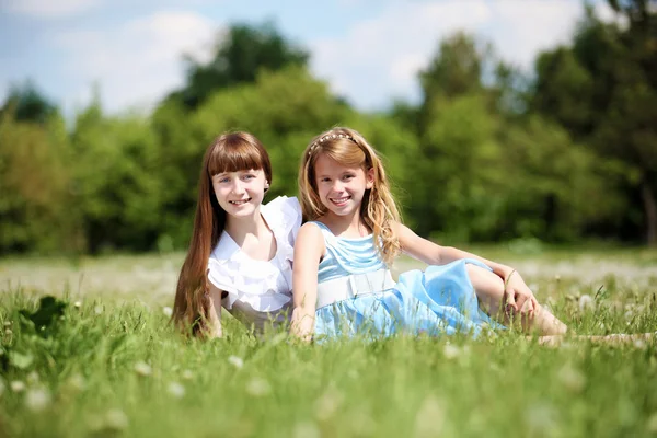 Duas meninas brincando no parque — Fotografia de Stock