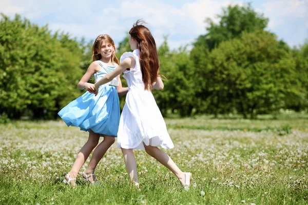 公園で遊んでいる2人の女の子 — ストック写真