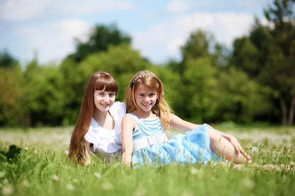 Two girls playing in the park — Stock Photo, Image