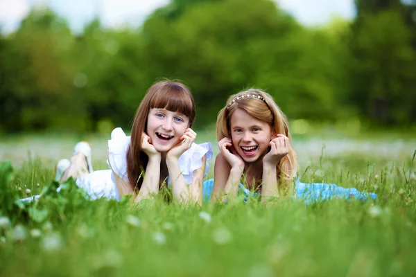 Deux filles jouant dans le parc — Photo