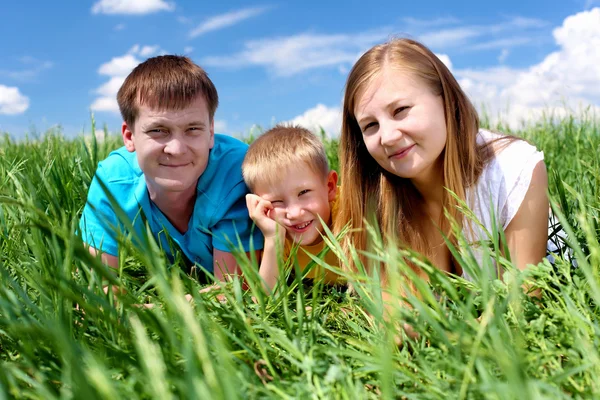 Familie mit Sohn auf der Wiese — Stockfoto