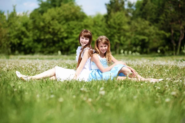 公園で遊んでいる2人の女の子 — ストック写真