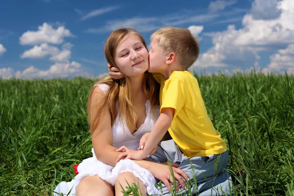 Мать с ребенком на открытом воздухе — стоковое фото