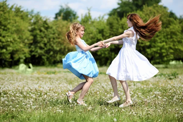 Twee meisjes spelen in het park — Stockfoto