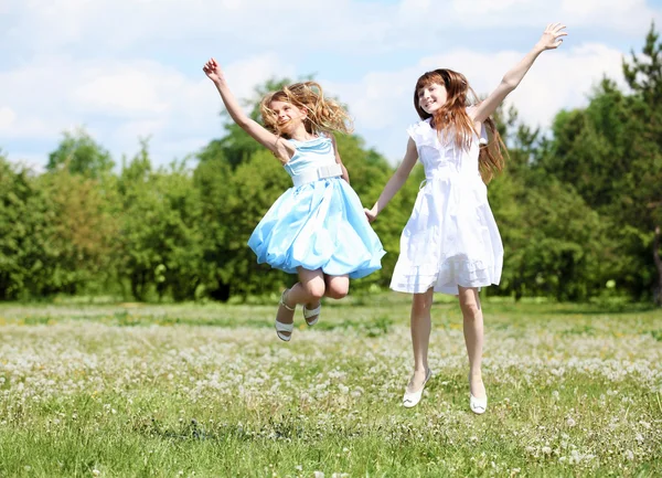 Дві дівчини грають у парку — стокове фото