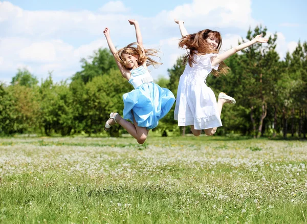 Kaksi tyttöä leikkimässä puistossa — kuvapankkivalokuva