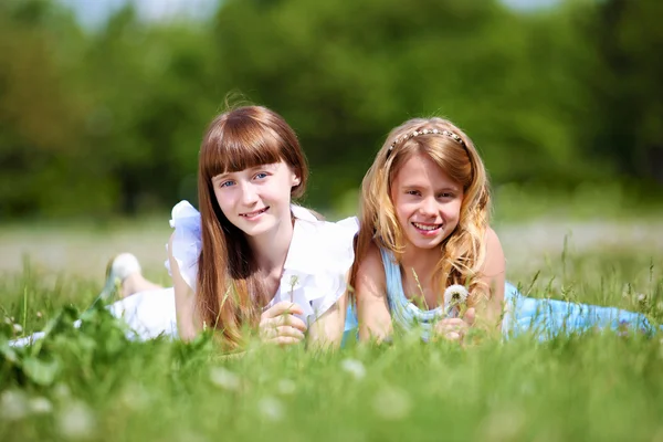 Dos chicas jugando en el parque — Foto de Stock