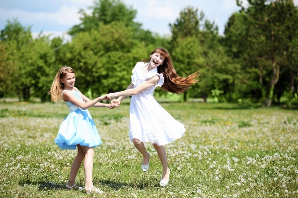 Dos chicas jugando en el parque —  Fotos de Stock