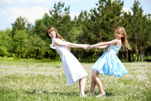 Kaksi tyttöä leikkimässä puistossa — kuvapankkivalokuva