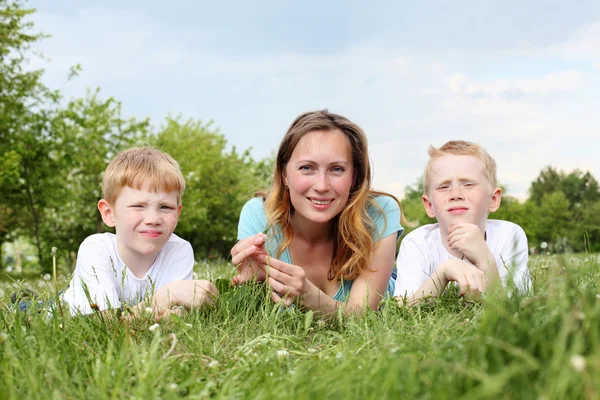 Mamma med hennes två söner utomhus — Stockfoto
