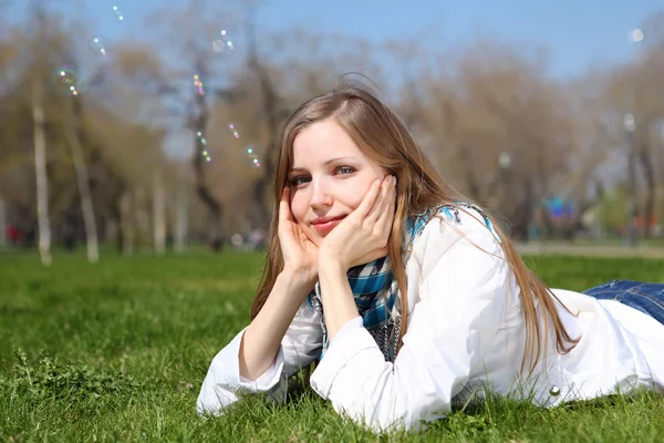 Mujer joven en el parque de primavera — Foto de Stock
