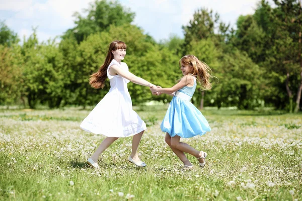 Δύο κορίτσια παίζουν στο πάρκο. — Φωτογραφία Αρχείου