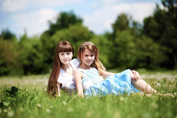 Két lány játszik a parkban. — Stock Fotó