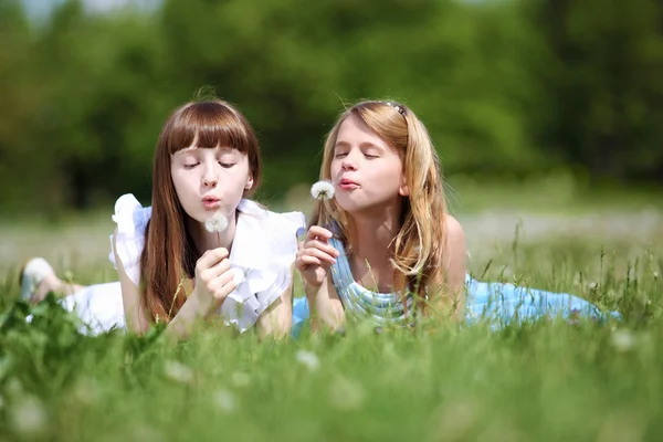 Две девочки играют в парке — стоковое фото