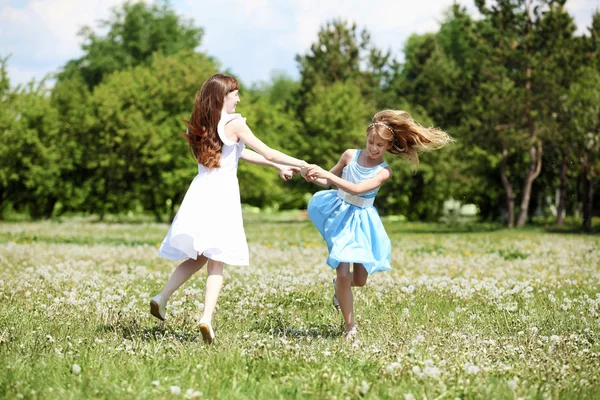 Deux filles jouant dans le parc — Photo