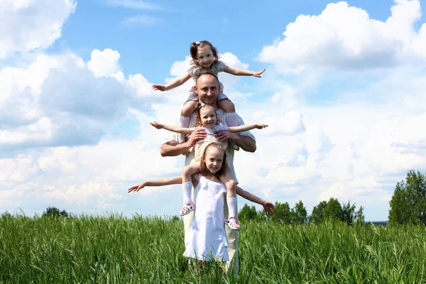 Familj med barn i sommar dag utomhus — Stockfoto