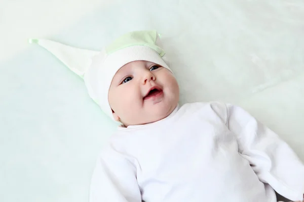 टोपी मध्ये सुंदर बाळ — स्टॉक फोटो, इमेज