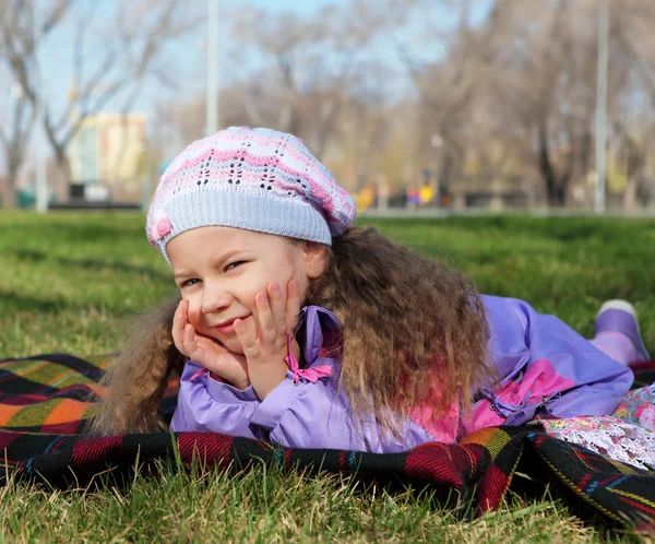 小女孩在春天公园 — 图库照片