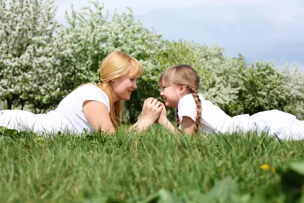 Chica con madre en el parque de primavera — Foto de Stock